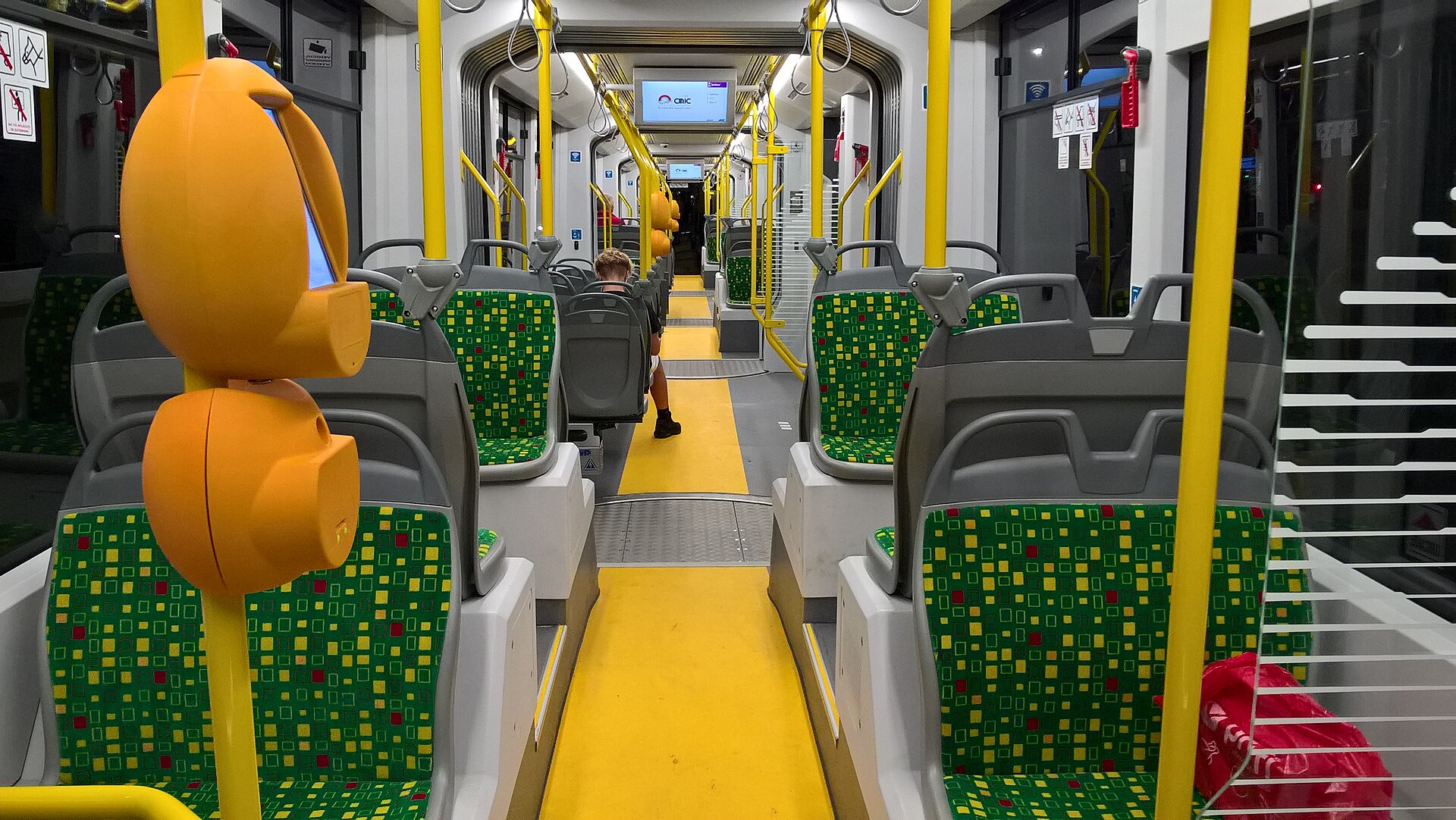 Interiorul unui tramvai modern Bozankaya din Iași